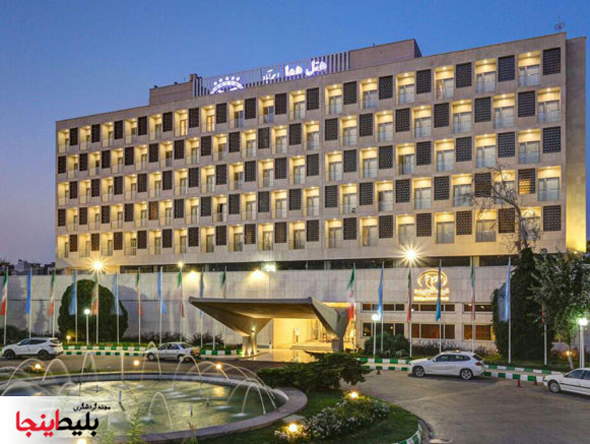 درب ورودی هتل پنج ستاره هما شماره یک در میدان احمدآباد مشهد