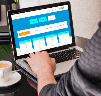 خرید بلیط اینترنتی بلیط اینجا توسط فردی با لپتاپ