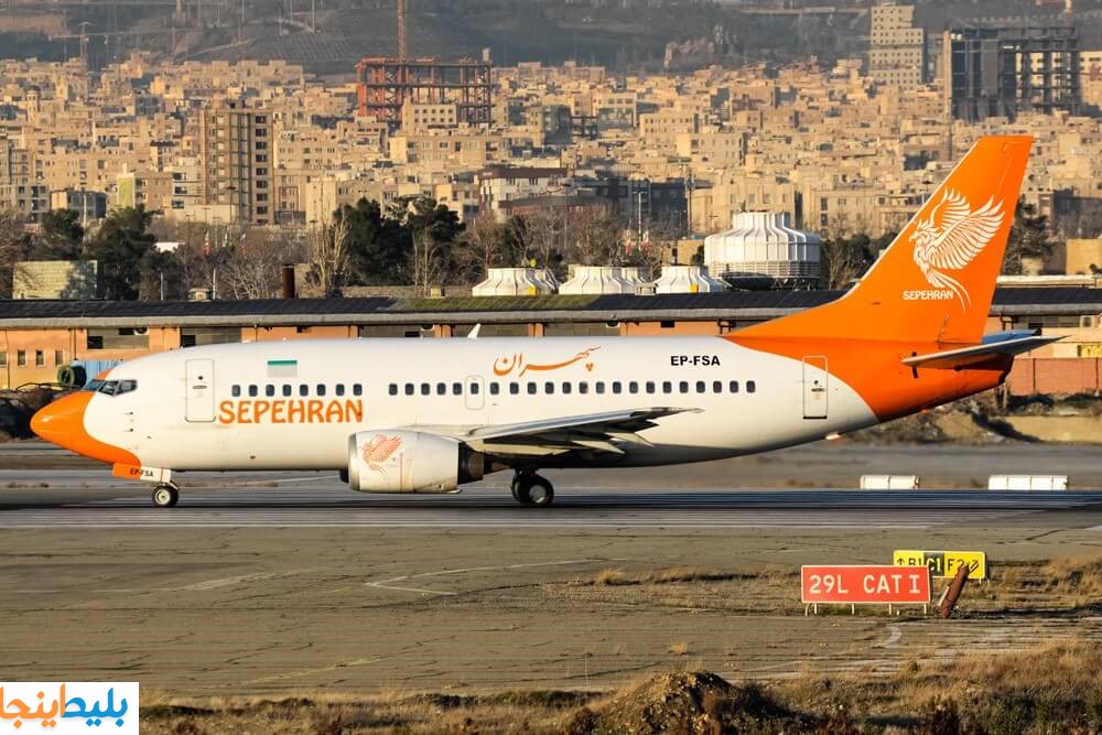 هواپیمای سفید و قرمز هواپیمایی سپهران در روز